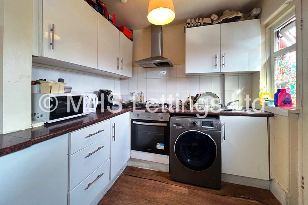 Photo of 5 Bedroom Mid Terraced House in 26 Mayville Avenue, Leeds, LS6 1NQ