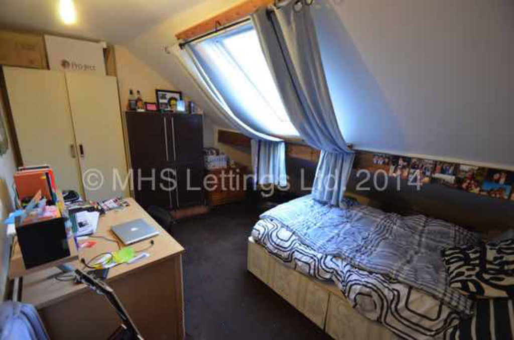 Photo of 6 Bedroom Mid Terraced House in 38 Ebberston Terrace, Leeds, LS6 1AU