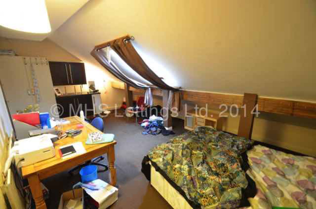 Photo of 6 Bedroom Mid Terraced House in 38 Ebberston Terrace, Leeds, LS6 1AU