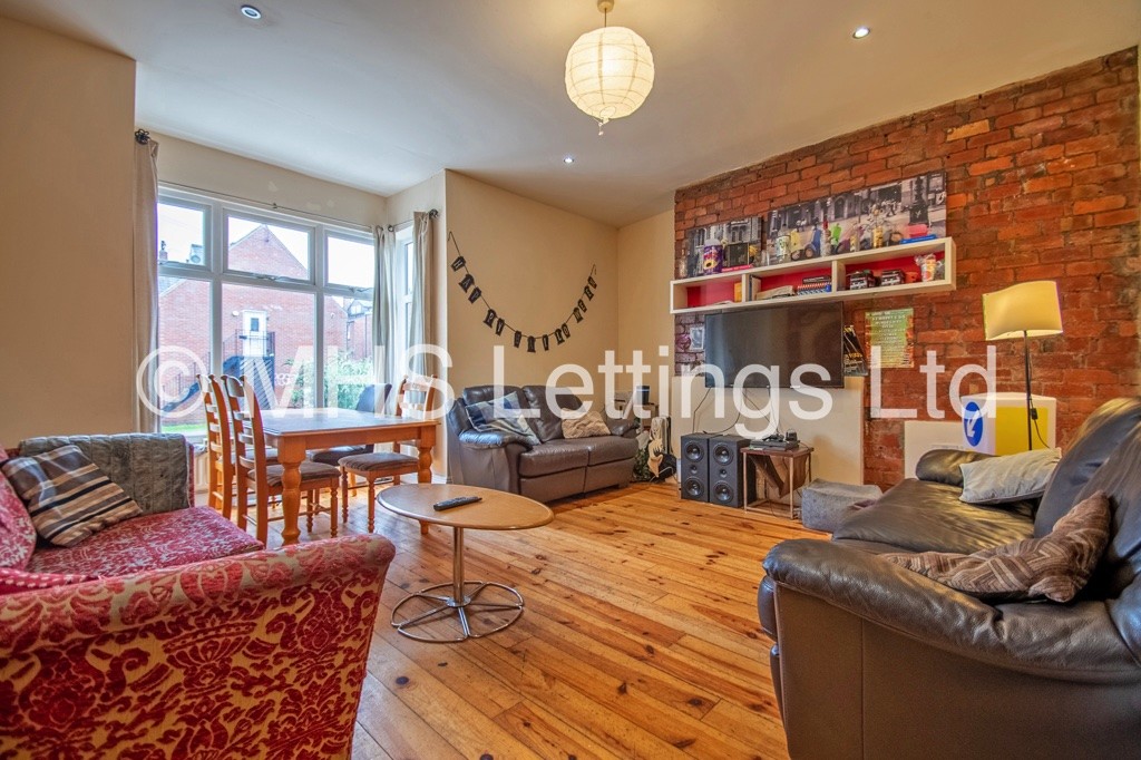 Photo of 6 Bedroom Mid Terraced House in 38 Ebberston Terrace, Leeds, LS6 1AU