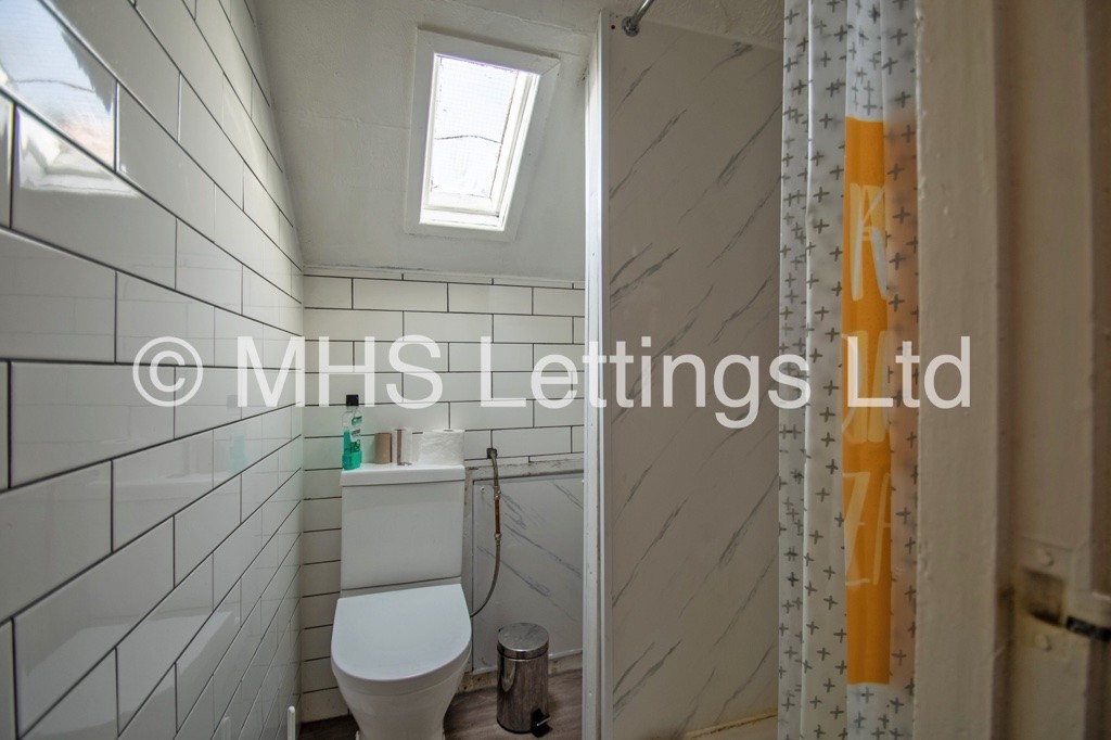 Photo of 6 Bedroom Mid Terraced House in 38 Ebberston Terrace, Leeds, LS6 1AU