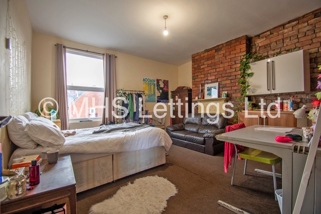 Photo of 6 Bedroom Mid Terraced House in 38 Ebberston Terrace, Leeds, LS6 1AU
