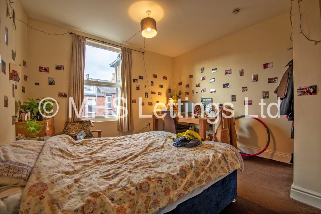 Photo of 6 Bedroom Mid Terraced House in 38 Ebberston Terrace, Leeds, LS6 1AU