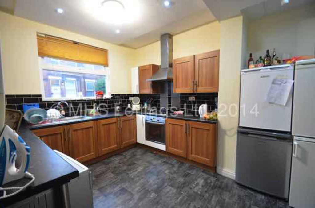 Photo of 6 Bedroom Mid Terraced House in 38 Ebberston Terrace, Leeds, LS6 1AU