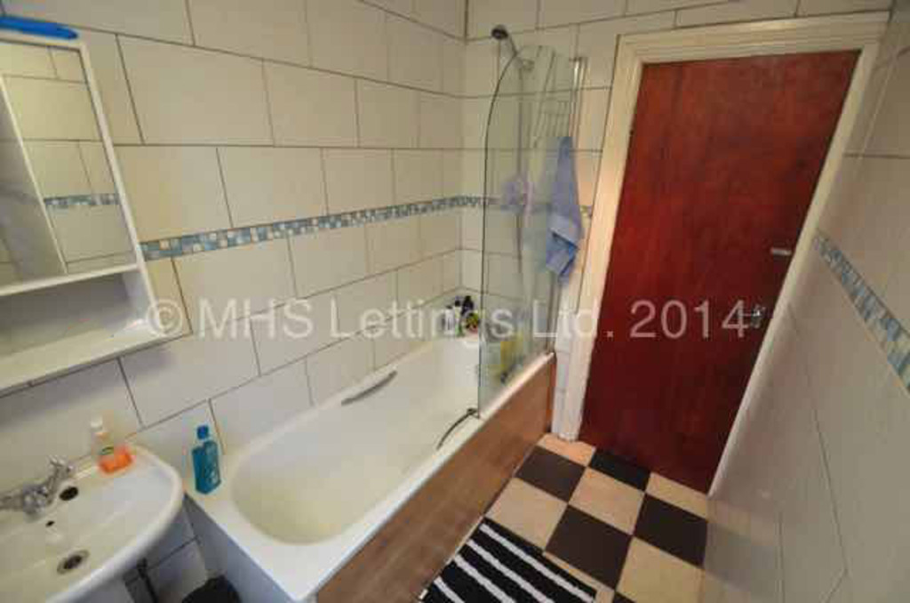 Photo of 6 Bedroom Mid Terraced House in 38 Ebberston Terrace, Leeds, LS6 1AU