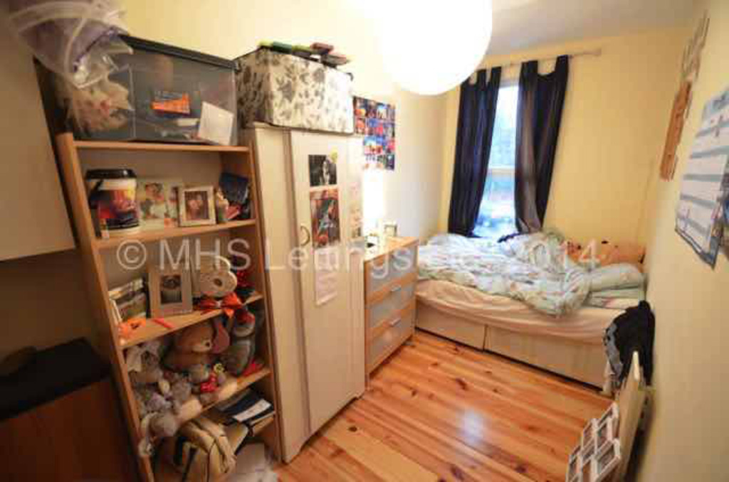 Photo of 6 Bedroom Mid Terraced House in 38 Ebberston Terrace, Leeds, LS6 1AU