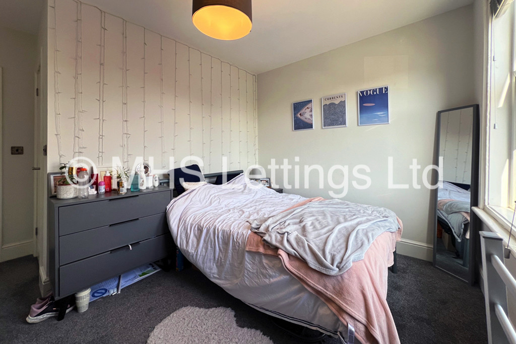 Photo of 6 Bedroom Mid Terraced House in 16 Burchett Terrace, Leeds, LS6 2LR