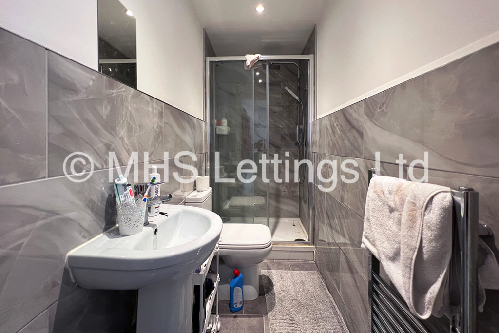 Photo of 6 Bedroom Mid Terraced House in 16 Burchett Terrace, Leeds, LS6 2LR