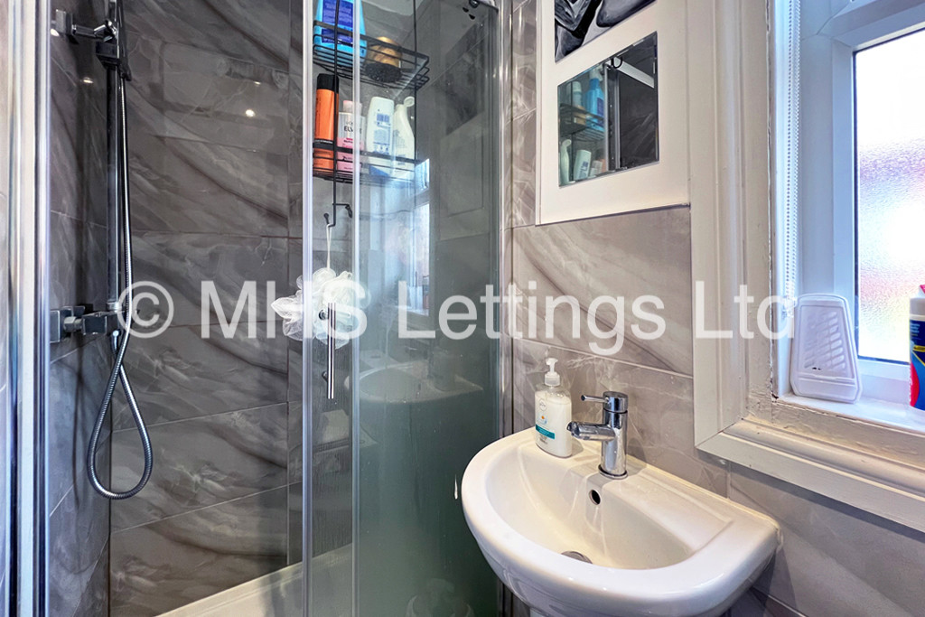 Photo of 6 Bedroom Mid Terraced House in 16 Burchett Terrace, Leeds, LS6 2LR