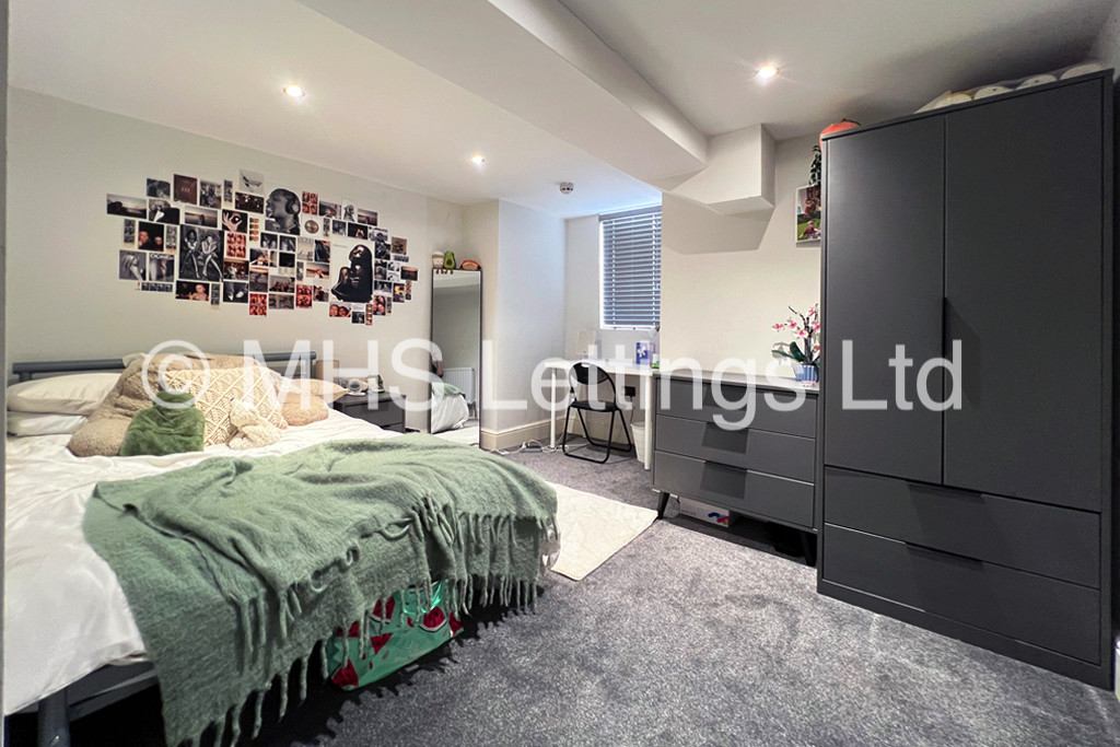 Photo of 6 Bedroom Mid Terraced House in 16 Burchett Terrace, Leeds, LS6 2LR