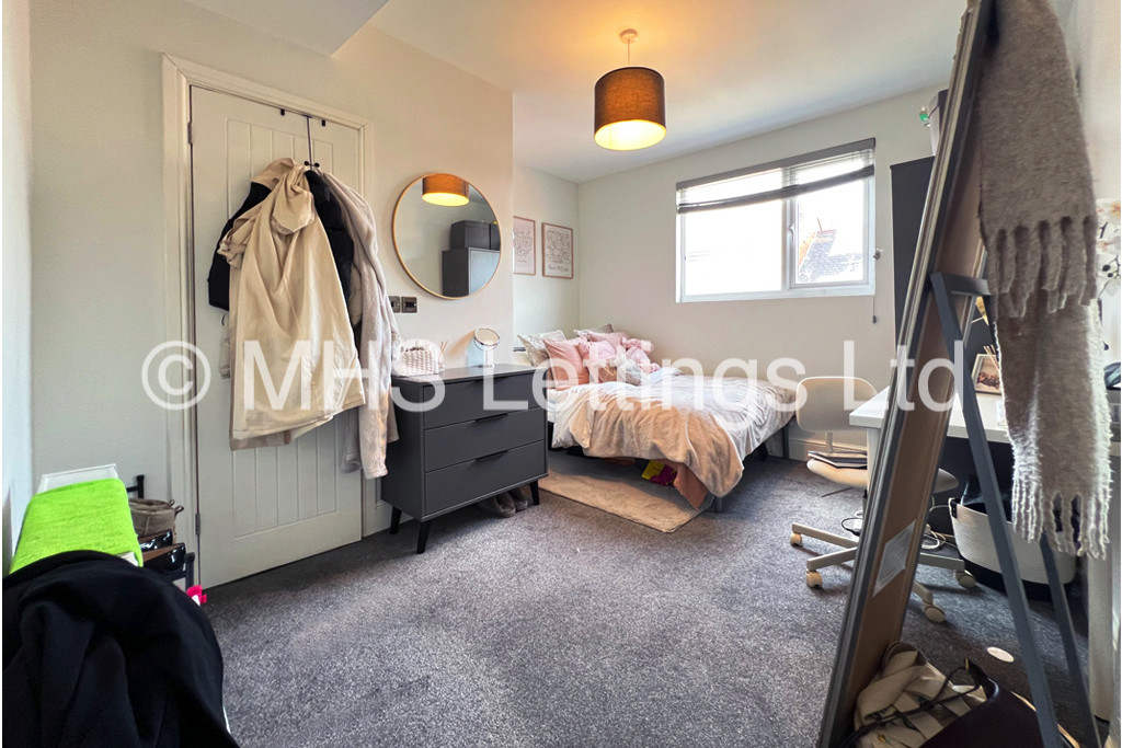 Photo of 6 Bedroom Mid Terraced House in 16 Burchett Terrace, Leeds, LS6 2LR