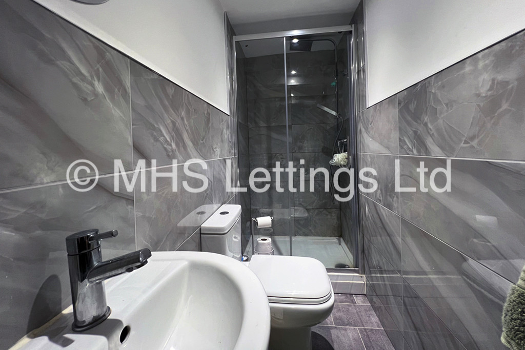 Photo of 6 Bedroom Mid Terraced House in 16 Burchett Terrace, Leeds, LS6 2LR