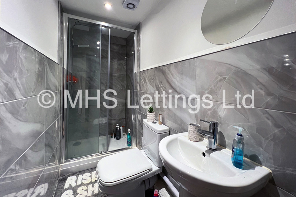 Photo of 6 Bedroom Mid Terraced House in 16 Burchett Terrace, Leeds, LS6 2LR