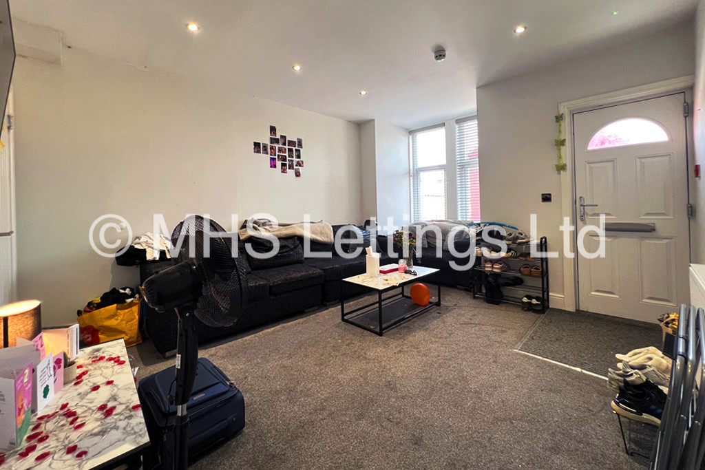 Photo of 6 Bedroom Mid Terraced House in 16 Burchett Terrace, Leeds, LS6 2LR