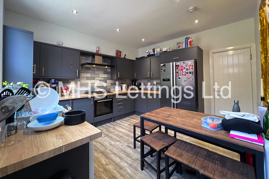 Photo of 6 Bedroom Mid Terraced House in 16 Burchett Terrace, Leeds, LS6 2LR