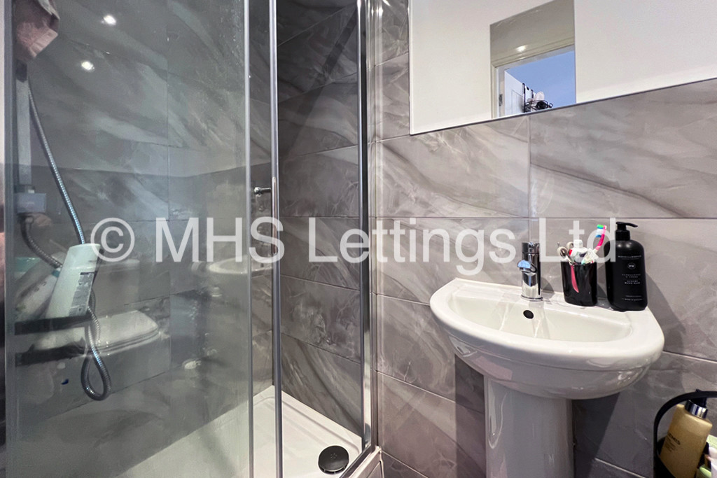 Photo of 6 Bedroom Mid Terraced House in 16 Burchett Terrace, Leeds, LS6 2LR