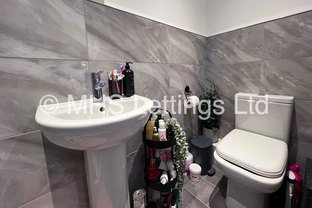 Photo of 6 Bedroom Mid Terraced House in 16 Burchett Terrace, Leeds, LS6 2LR