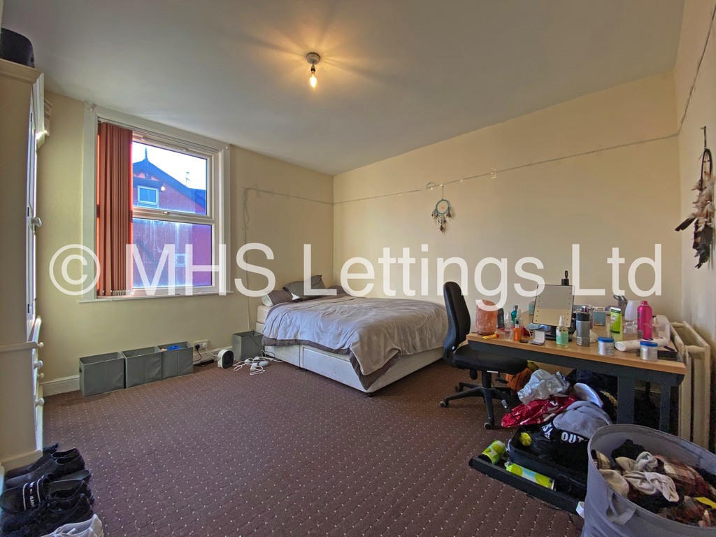 Photo of 4 Bedroom Mid Terraced House in 84 Royal Park Road, Leeds, LS6 1JJ