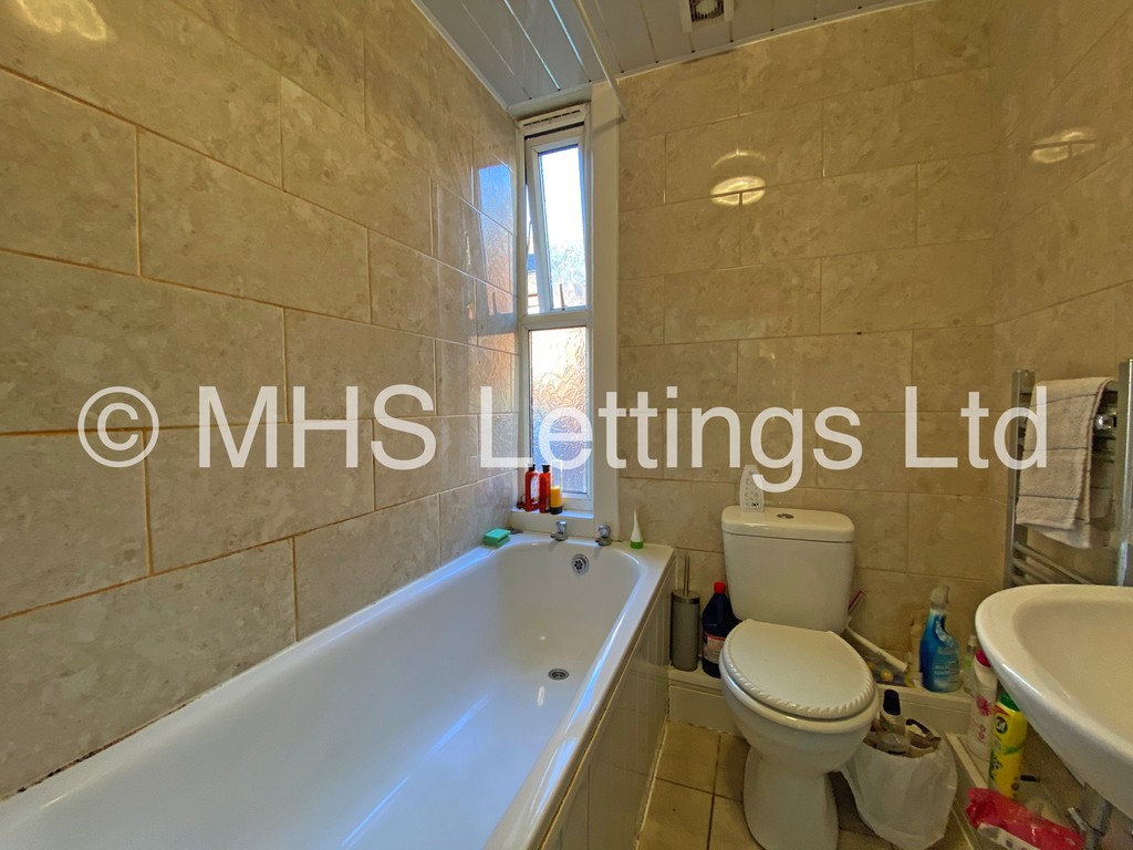 Photo of 4 Bedroom Mid Terraced House in 84 Royal Park Road, Leeds, LS6 1JJ