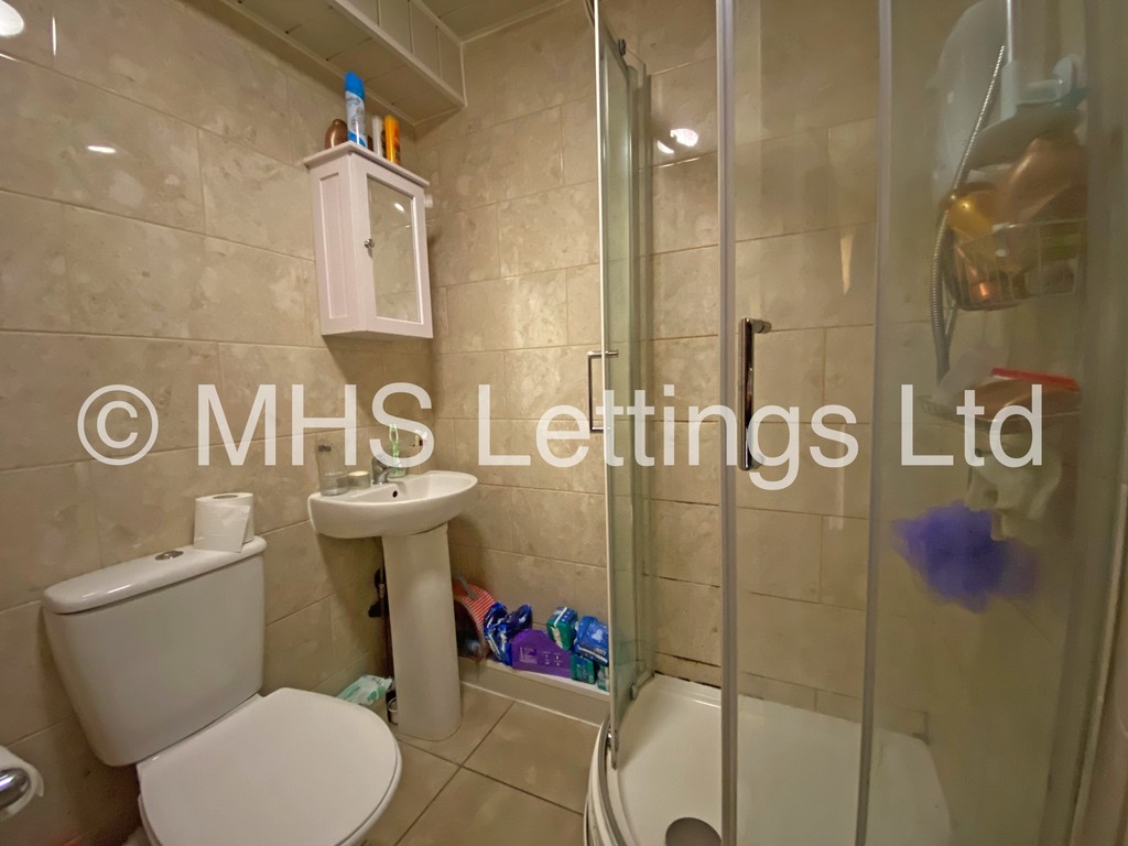 Photo of 4 Bedroom Mid Terraced House in 84 Royal Park Road, Leeds, LS6 1JJ