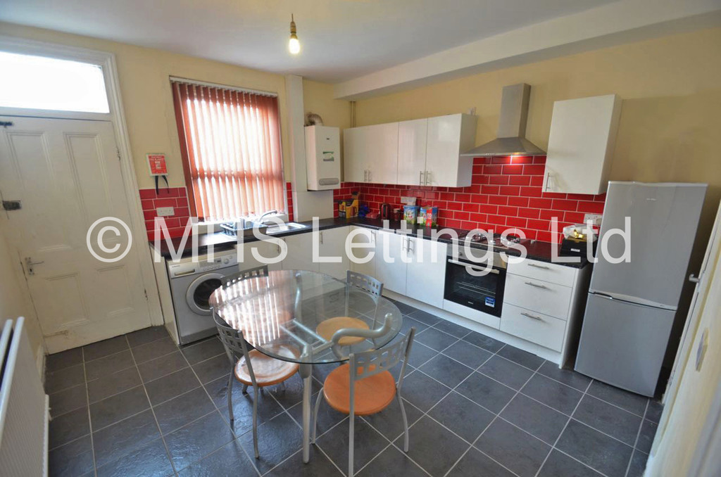 Photo of 4 Bedroom Mid Terraced House in 84 Royal Park Road, Leeds, LS6 1JJ