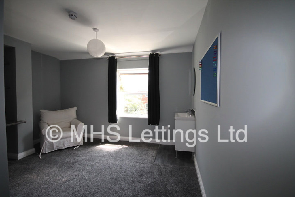 Photo of 1 Bedroom Bedsit in Room 7, 4 Midland Road, Leeds, LS6 1BQ