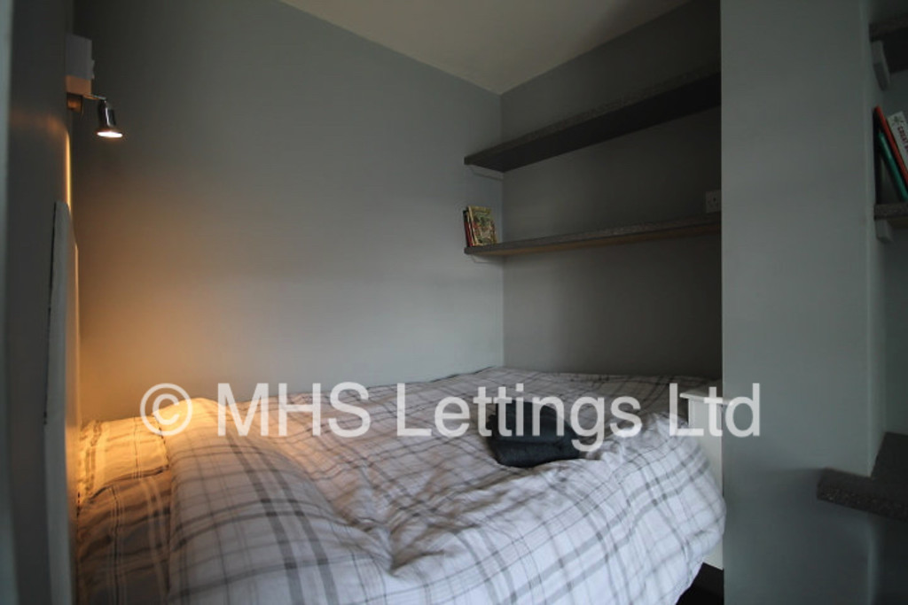 Photo of 1 Bedroom Bedsit in Room 7, 4 Midland Road, Leeds, LS6 1BQ