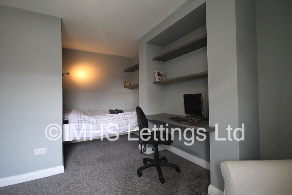 Photo of 1 Bedroom Bedsit in Room 7, 4 Midland Road, Leeds, LS6 1BQ