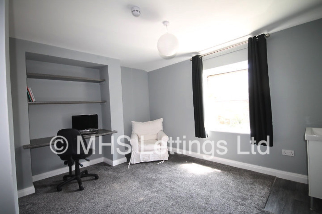 Photo of 1 Bedroom Bedsit in Room 7, 4 Midland Road, Leeds, LS6 1BQ