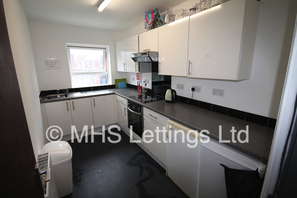 Photo of 1 Bedroom Bedsit in Room 7, 4 Midland Road, Leeds, LS6 1BQ