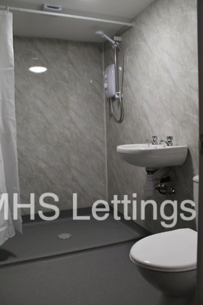 Photo of 1 Bedroom Bedsit in Room 7, 4 Midland Road, Leeds, LS6 1BQ