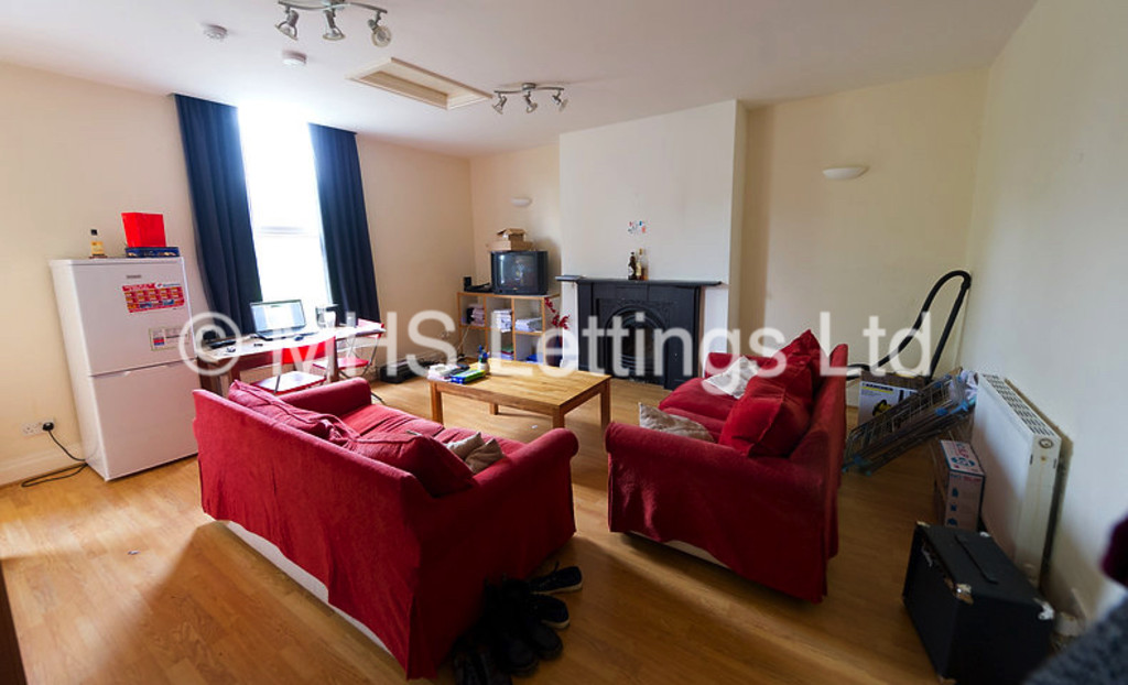 Photo of 2 Bedroom Flat in Flat 2, 239 Hyde Park Road, Leeds, LS6 1AG