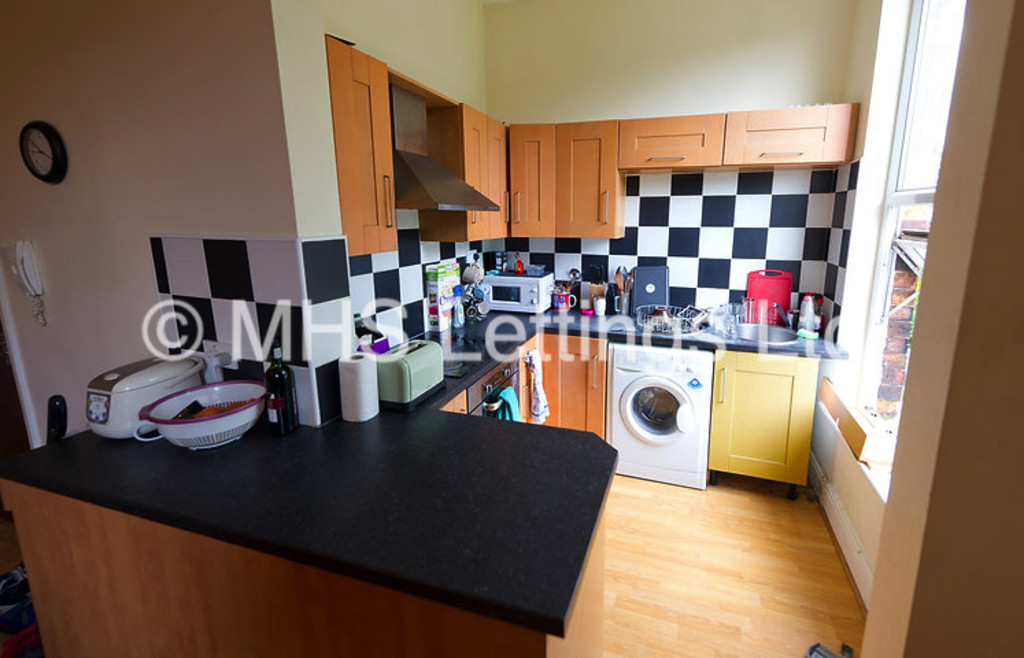 Photo of 2 Bedroom Flat in Flat 2, 239 Hyde Park Road, Leeds, LS6 1AG