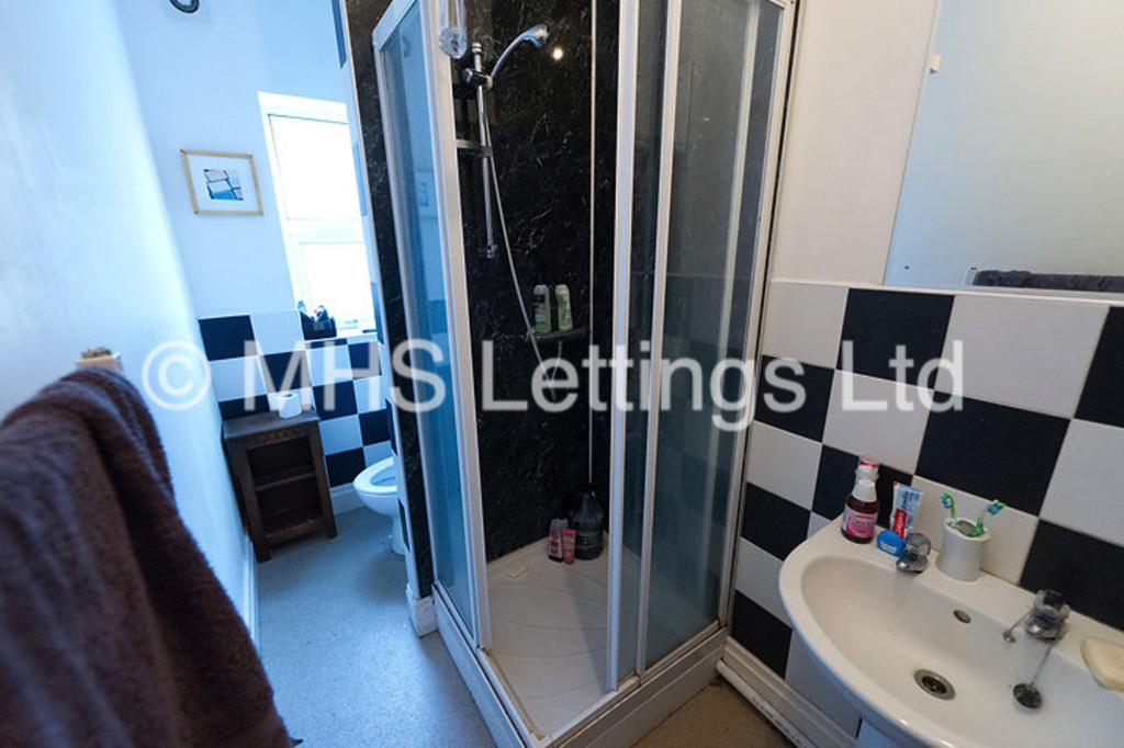Photo of 2 Bedroom Flat in Flat 2, 239 Hyde Park Road, Leeds, LS6 1AG