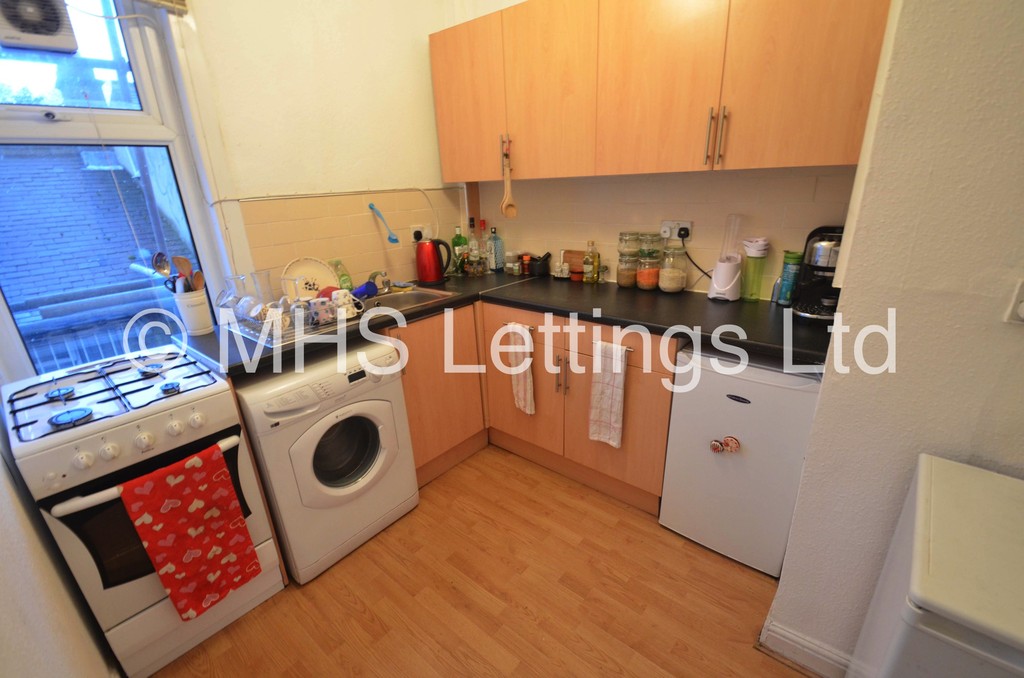 Photo of 2 Bedroom Apartment in 15 Hyde Park Corner, Leeds, LS6 1AF