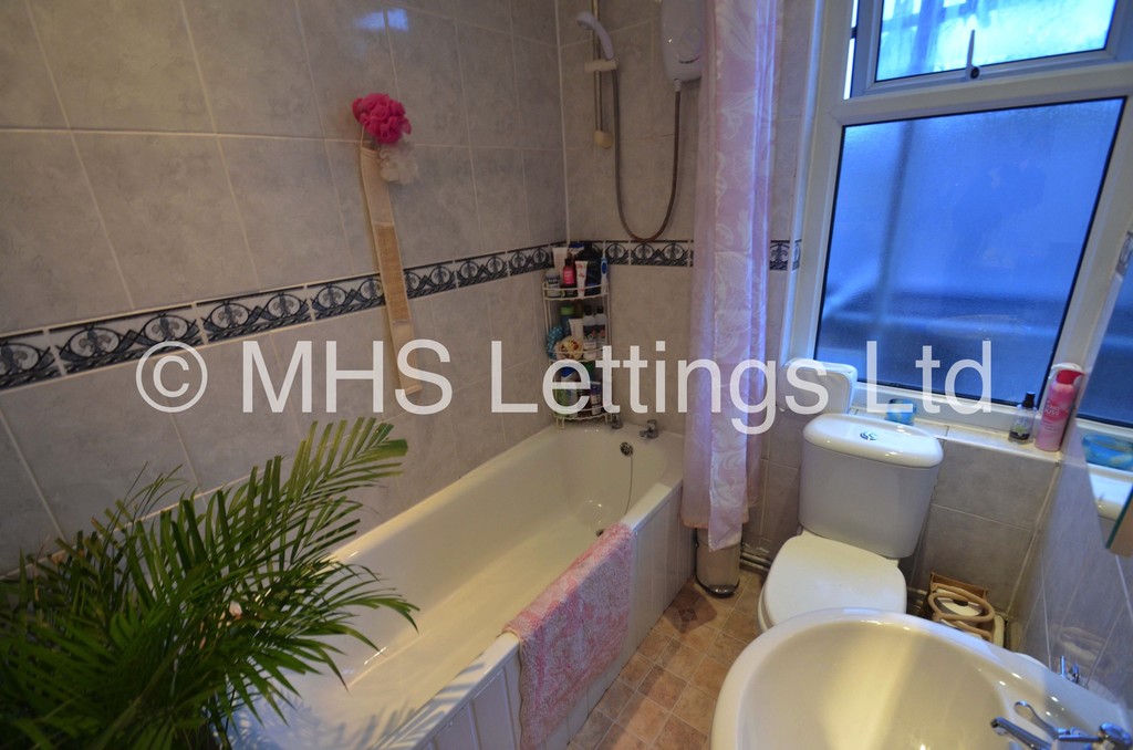 Photo of 2 Bedroom Apartment in 15 Hyde Park Corner, Leeds, LS6 1AF