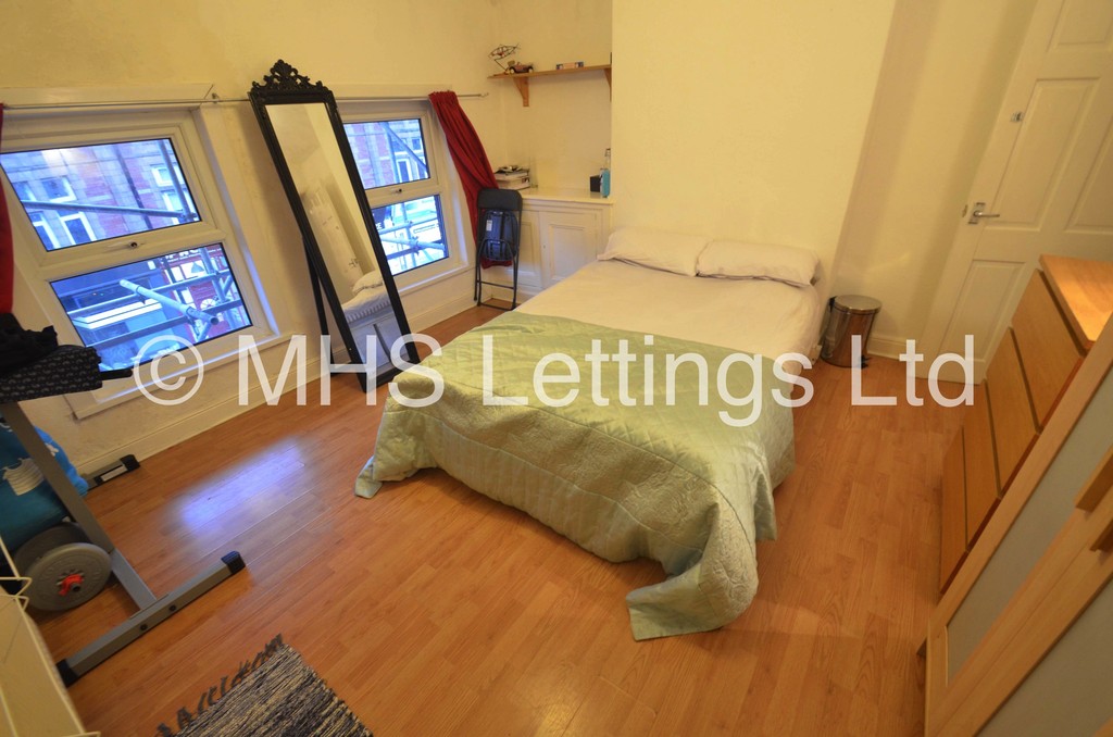 Photo of 2 Bedroom Apartment in 15 Hyde Park Corner, Leeds, LS6 1AF