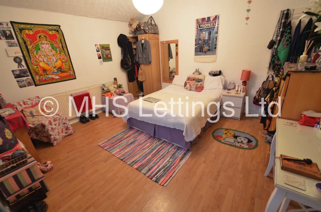 Photo of 2 Bedroom Apartment in 15 Hyde Park Corner, Leeds, LS6 1AF