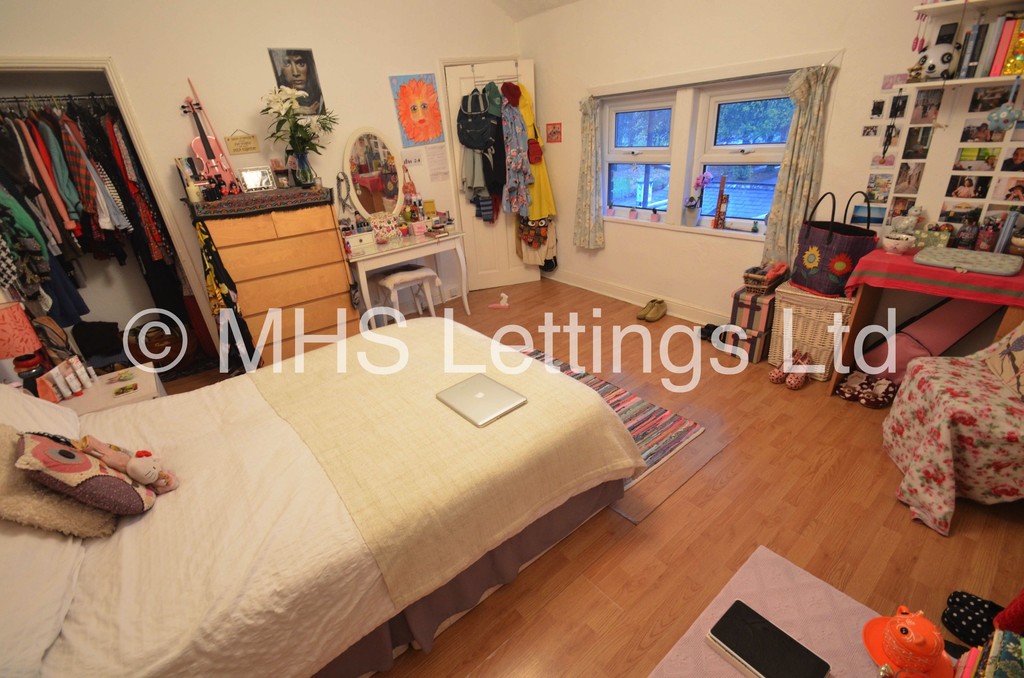 Photo of 2 Bedroom Apartment in 15 Hyde Park Corner, Leeds, LS6 1AF