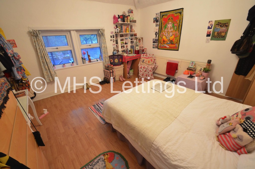 Photo of 2 Bedroom Apartment in 15 Hyde Park Corner, Leeds, LS6 1AF