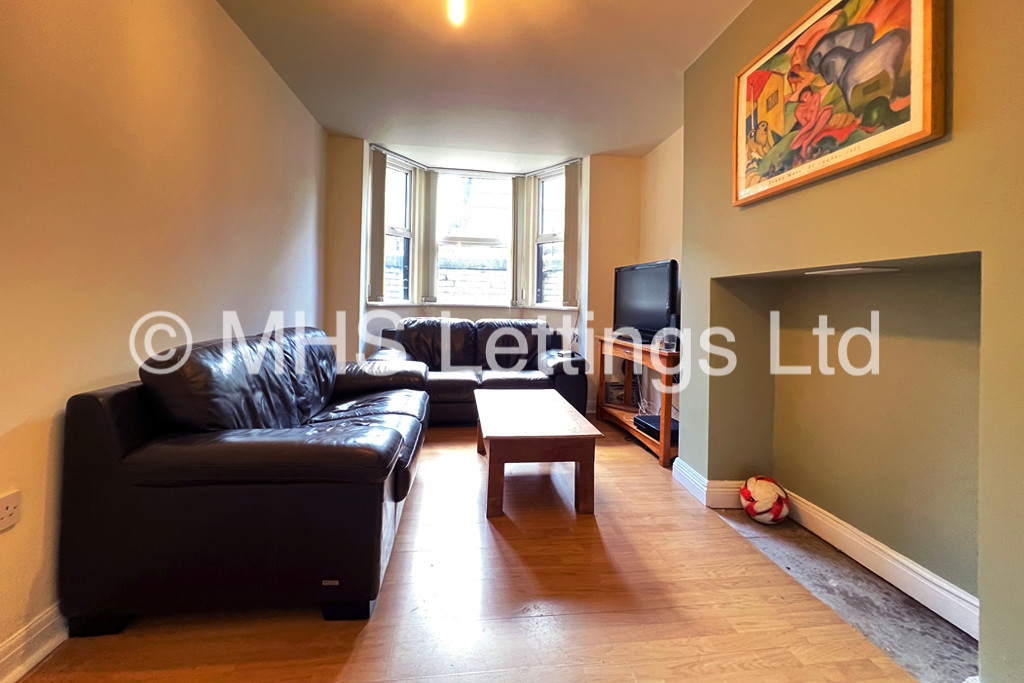 Photo of 5 Bedroom Mid Terraced House in 30 Bennett Road, Leeds, LS6 3HN