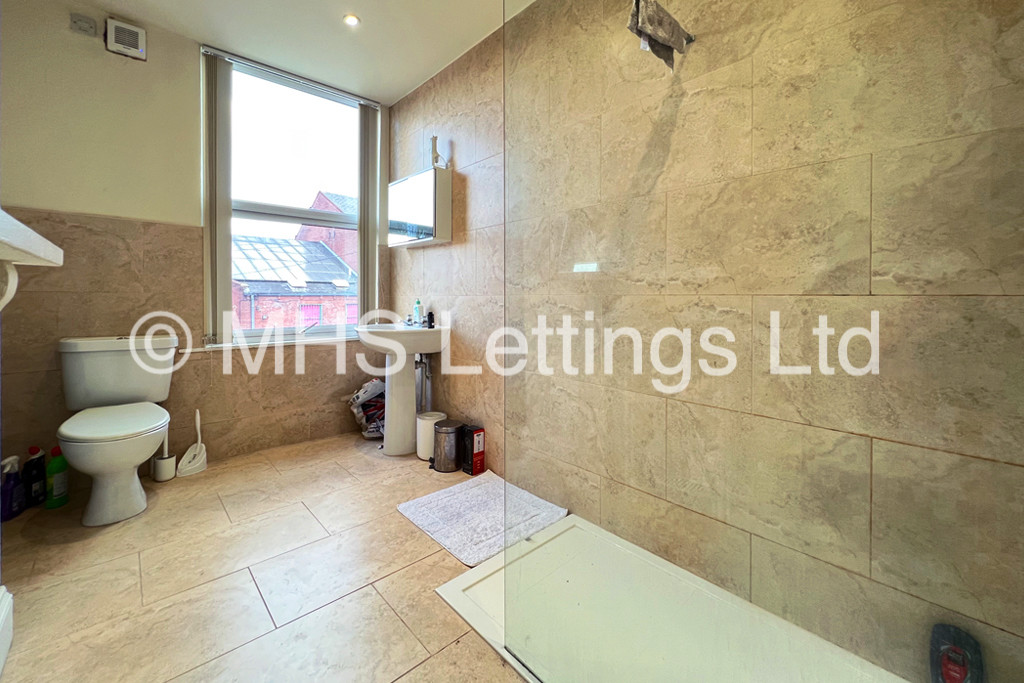 Photo of 5 Bedroom Mid Terraced House in 30 Bennett Road, Leeds, LS6 3HN