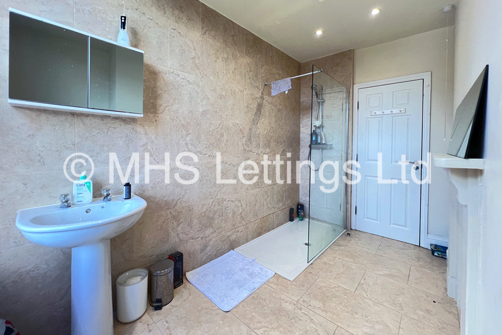 Photo of 5 Bedroom Mid Terraced House in 30 Bennett Road, Leeds, LS6 3HN