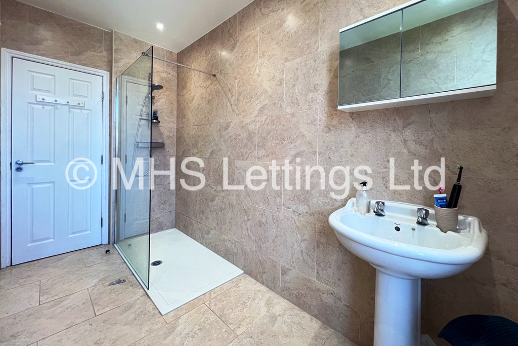 Photo of 5 Bedroom Mid Terraced House in 30 Bennett Road, Leeds, LS6 3HN