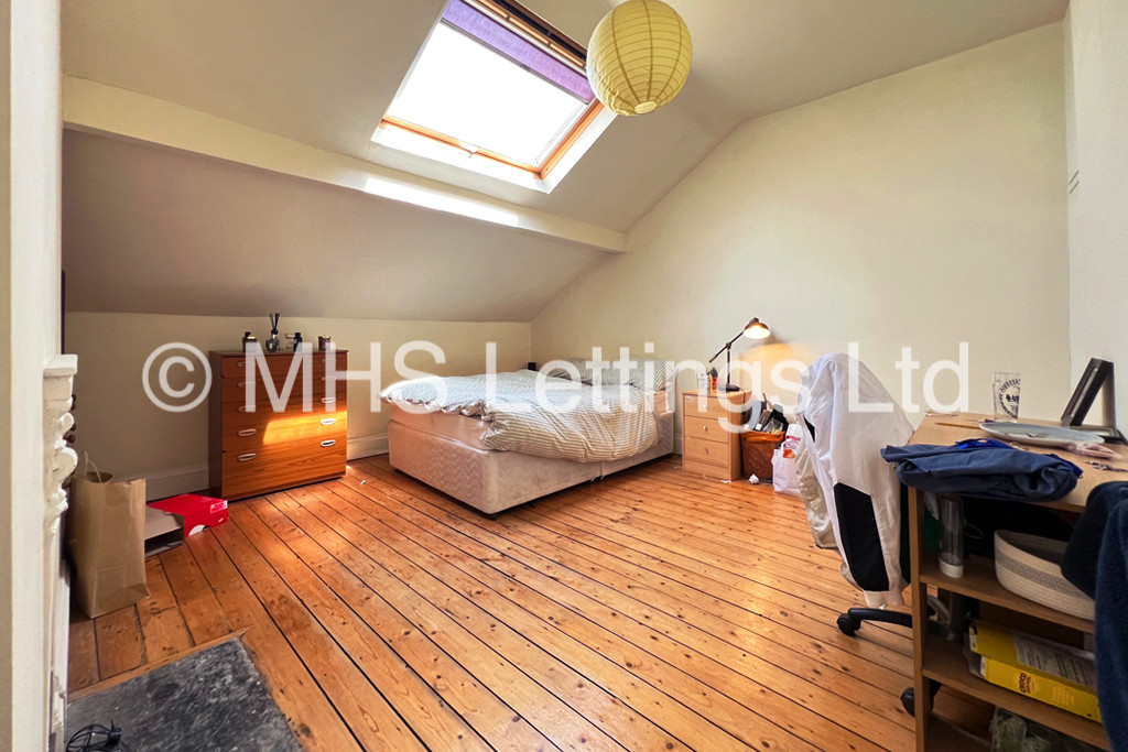 Photo of 5 Bedroom Mid Terraced House in 30 Bennett Road, Leeds, LS6 3HN