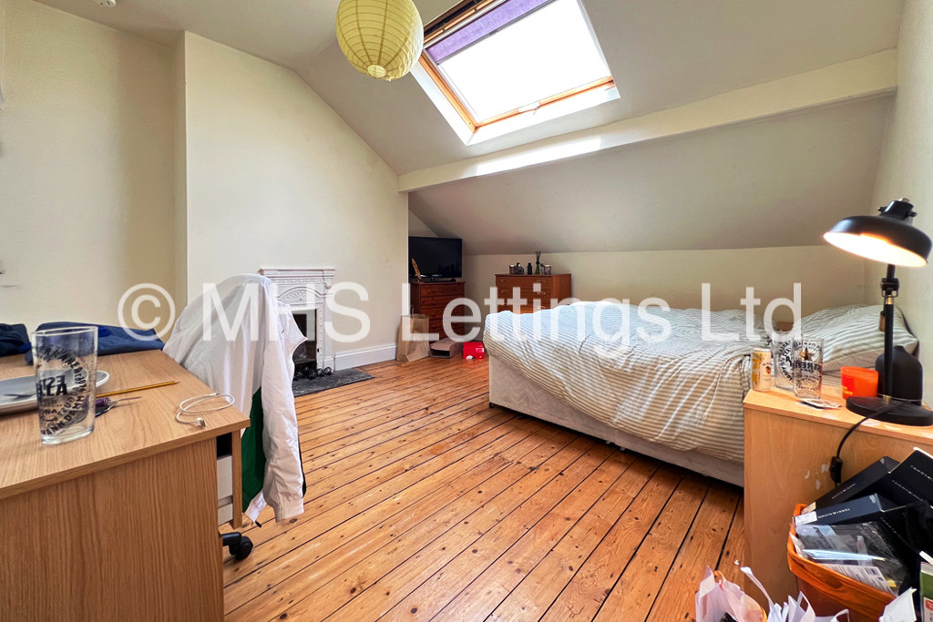 Photo of 5 Bedroom Mid Terraced House in 30 Bennett Road, Leeds, LS6 3HN