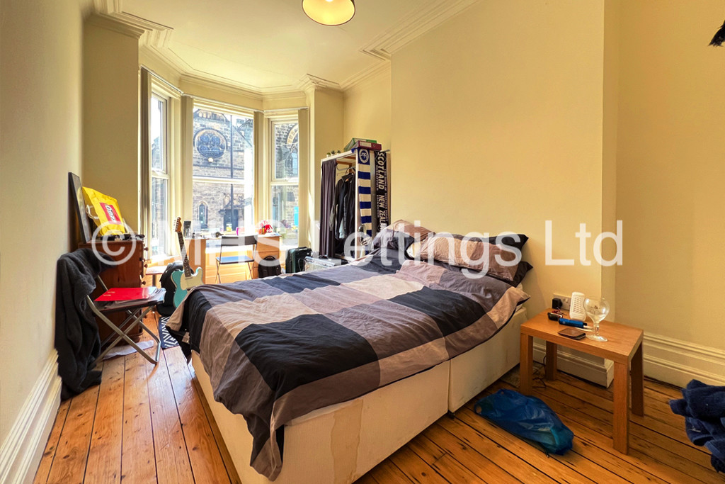 Photo of 5 Bedroom Mid Terraced House in 30 Bennett Road, Leeds, LS6 3HN