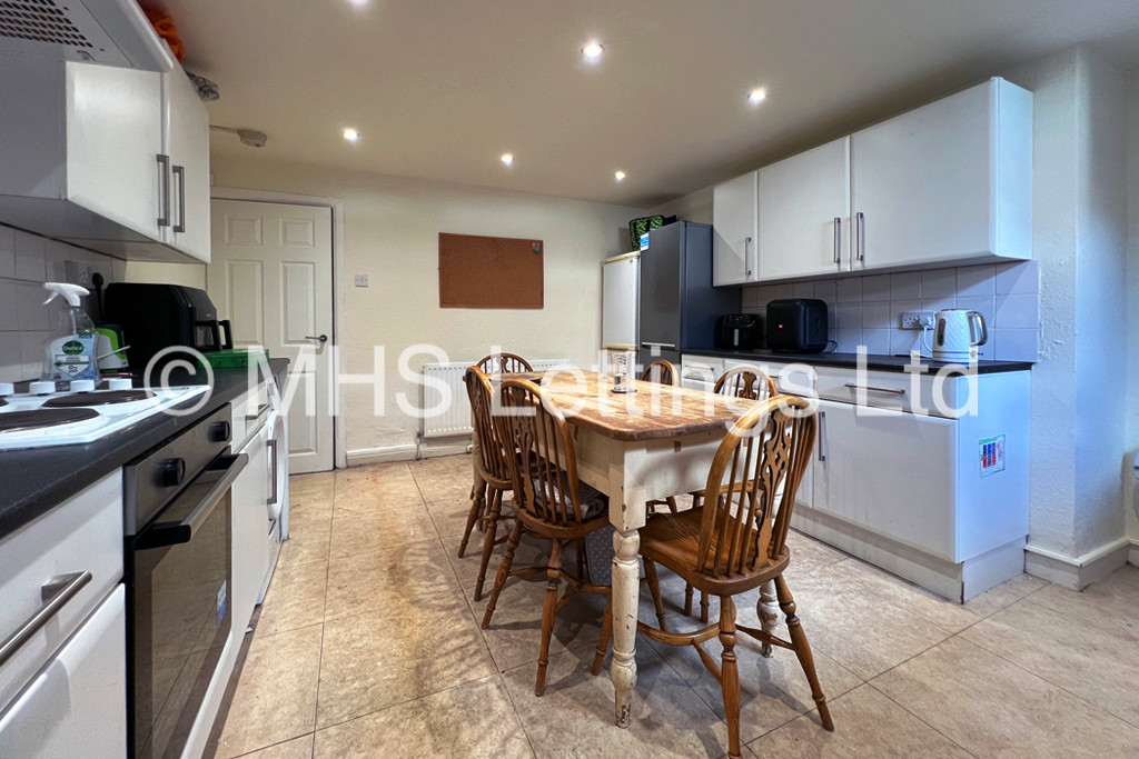 Photo of 5 Bedroom Mid Terraced House in 30 Bennett Road, Leeds, LS6 3HN