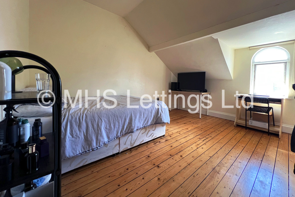 Photo of 5 Bedroom Mid Terraced House in 30 Bennett Road, Leeds, LS6 3HN