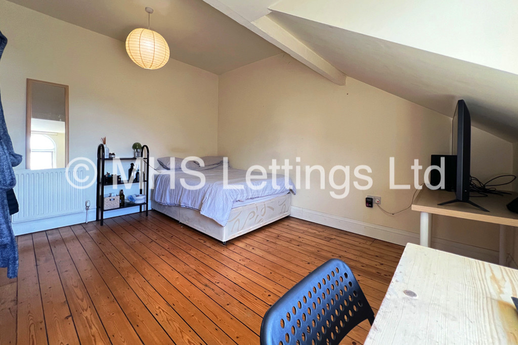 Photo of 5 Bedroom Mid Terraced House in 30 Bennett Road, Leeds, LS6 3HN